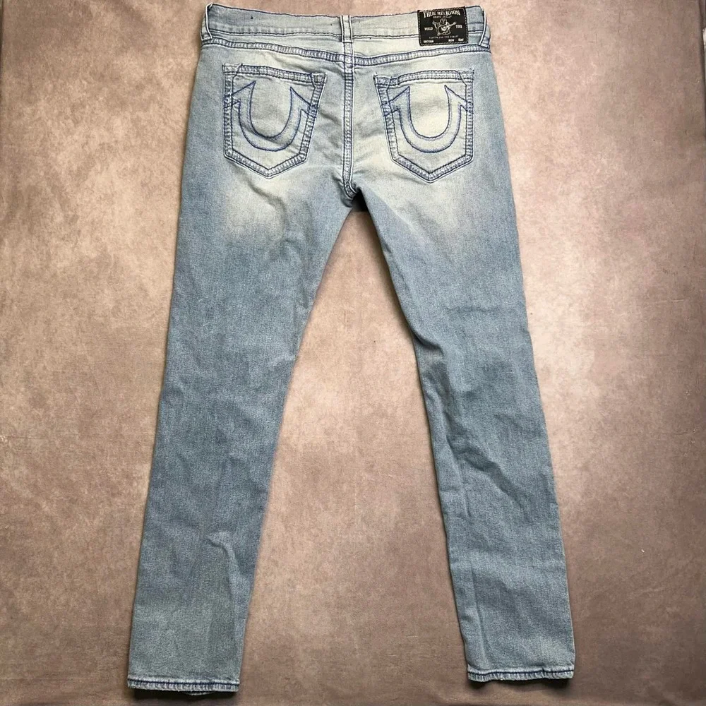 True Religion Rocco Relaxed Skinny Jeans Mens 38x34 Light Wash Blue Thick Stitch